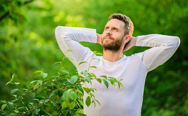 Zeit zum Entspannen. Der Mensch entspannt sich im Wald. Entspannung. ökologisches Leben für den Menschen. Mann im grünen Wald. Morgen in der Natur. Gesund. Natur und Gesundheit. Ausgereiftes Modelabel. Macho-Mann. Sonntagmorgen genießen. — Stockfoto