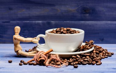 Kafe içecekler menüsü. Kahve molası ve rahatlayın. İlham ve enerji ücreti. Fincan tam kahve kahverengi kavrulmuş fasulye mavi ahşap arka plan. Taze kavrulmuş kahve fasulyesi. Kafein konsepti. Kahve dükkanı konsepti