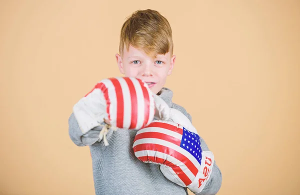 Concepto de boxeador americano. Atleta deportivo infantil practicando habilidades de boxeo. Boxeo deportivo. Listo para el combate. Confiando en su fuerza. Empieza la carrera de boxeo. Niño deportista usar guantes de boxeo con bandera de EE.UU. —  Fotos de Stock