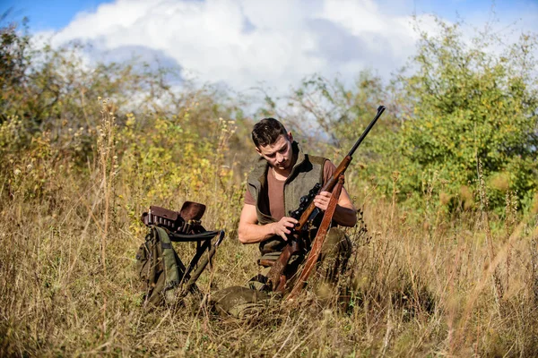 Homem com equipamento de caça rifle fundo natureza. Recarregue o conceito de espingarda. Equipamentos de caça e medidas de segurança. Preparar para caçar. O que você deve ter enquanto caça ambiente natureza — Fotografia de Stock