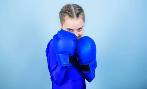 Mädchen niedlichen Boxer auf blauem Hintergrund. Mit großer Macht kommt große Verantwortung. Boxerkind in Boxhandschuhen. Aufstieg der Boxerinnen. Boxerinnen ändern ihre Einstellung innerhalb des Sports. frei und selbstbewusst — Stockfoto