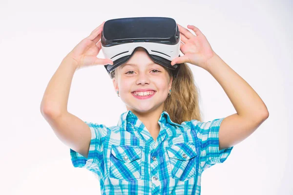Szerezz virtuális élményt. Lány aranyos gyermek fejjel szerelt kijelző fehér háttér. Virtuális valóság koncepció. Virtuális oktatás az iskolás diákoknak. Boldog gyerek használja a modern technológia virtuális valóság — Stock Fotó