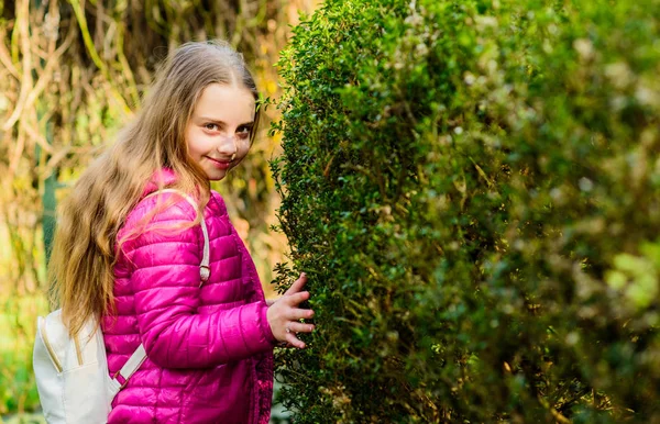 Vacaciones de primavera. Medio ambiente verde. La niña pasa tiempo libre en el parque. Belleza natural. Felicidad infantil. niño feliz en el parque. naturaleza de verano. Positividad expresa — Foto de Stock