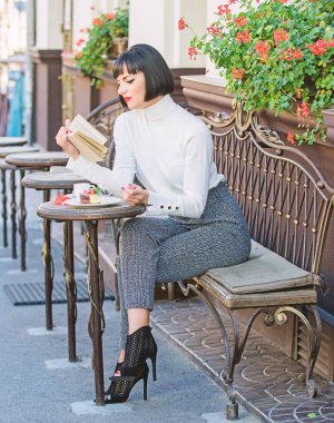 Bir fincan kahve iyi ve keyifli kitap en iyi kombinasyonu mükemmel hafta sonu için. Kadın iyi kitap Cafe Teras keyfini içki var. Kendini geliştirme kavramı. Edebiyat kadın için. Kız içki kahve kitap okumak