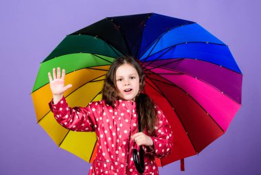 renkli şemsiye ile mutlu küçük kız. sonbahar moda. olumlu bir ruh hali içinde neşeli hipster çocuk. yağmur koruma. Gökkuşağı. Yağmurluklu küçük bir kız. Saf duygular. merhaba sonbahar