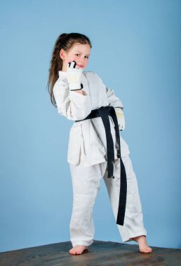 gi spor giyim küçük kız. Kung Fu pratik. mutlu çocukluk. tek mücadele de spor başarısı. Dövüş sanatları üniformalı küçük bir kız. Nakavt. çocuklar için enerji ve aktivite. Enerji içinde