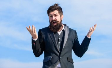 Sakallı adam. Sakallı olgun hipster. bıyıklı vahşi kafkas hipster. Gelecekteki başarı. Çevik iş. Kendine güvenen bir iş adamı. başlangıç iş. resmi moda. İşadamı gökyüzüne karşı