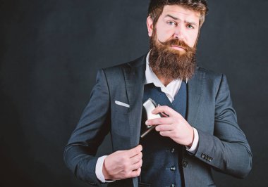 Sakallı adam alkol içer. Kafkas hippilerin kötü bir bağımlılığı var, alkol. Takım elbiseli iş adamı. Bekar ve bekar. Sakallı, olgun bir hippi cep şişesini cebine koydu. Alkol fışkırıyor. Boşluğu kopyala