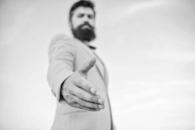 El sıkışma arkadaşça jest veya fırsat. Hadi. İş fırsat ağı. Benim iş katılmak. İş bağlantıları. İşadamı el el el sıkışma mavi gökyüzü arka plan için teklif