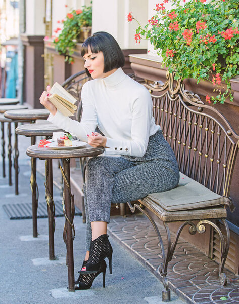 Кружка хорошего кофе и приятная книга лучшее сочетание для идеального выходные. Женщина выпить насладиться хорошей книжной террасе кафе. Понятие самосовершенствования. Литература для женщин. Девушка пьет кофе читать книгу
