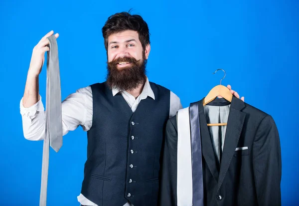 Perfecte stropdas. Shopping concept. Stylist advies. Moeite met het kiezen van stropdas. Shop Assistant of persoonlijke stylist service. Bijpassende stropdas outfit. Man bebaarde hipster Hold stropdassen en formele pak — Stockfoto