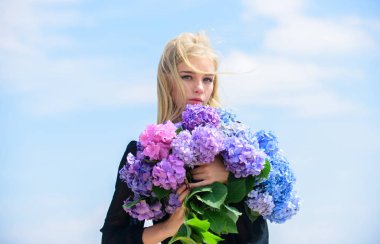 Kız ihale sarışın ortanca buket tutun. Bahar çiçekleri. Polen alerjisi. Dişiler çiçeklere bayılır. Bahar öznitelikleri. Alerji olmadan bahar keyfini çıkarın. Alerjiden arınmama hayatı. Alerji çiçeklenme mevsimini durdurun