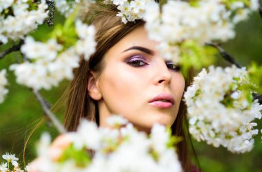 Doğal çevre organik kozmetik. Bahar tazeliği. Doğal kozmetik konsepti. Makyaj cilt bakımı. Çiçek açan ağaçlar çiçekleri. Doğal güzellik. Güzel kadın cilt bakımı. Doğa ile uyum içinde kız