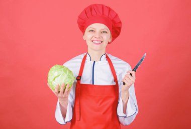 Mutfak temelleri. Satın almak için en iyi bıçak. Kesim sırasında dikkatli olun. Şef gibi kesilmiş sebzeler. Kadın profesyonel şef tutun keskin bıçak. Profesyonel gibi gıda kesmek için yollar. Bıçak becerileri kavramı. Uygun bıçak seçin