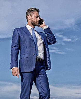 Uzaktan telefon açık havada tarafından girişimci denetim iş. Yardım için soruyorum. İşadamı çağrı smartphone için temsilci seçme görevleri. Denetim kurmak iş ve yetki vermeyi sağlamak için sınırları belirlemek