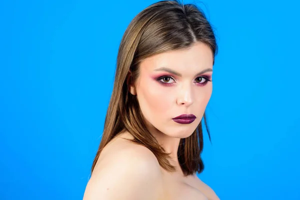 Mode modell bob frisyr. Feminin och glamorös. Ungdoms stil. Attraktiv kvinna makeup ansikte. Mörka läppar rökiga ögon. Perfekt makeup. Makeup-kosmetik koncept. Trygg i hennes oklanderliga utseende — Stockfoto