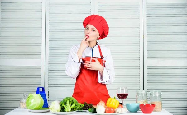 Menu restaurante. A fazer dieta. chef profissional na cozinha. mulher em chapéu de cozinheiro e avental. mulher feliz cozinhar comida saudável por receita. alimentação orgânica e vegetariana. Dona de casa. Calorias e dieta — Fotografia de Stock