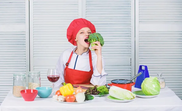 Rå kost. Kvinna professionell kock håll rå broccoli grönsaker. Gratis hälsosamma vegetariska och veganska recept. Hur att laga broccoli. Förvandla broccoli till favorit ingrediens. Broccoli näringsvärde — Stockfoto