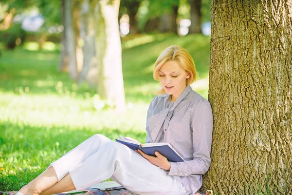 Книги, которые должна читать каждая девушка. Девушка сконцентрирована сидеть парк постное дерево ствол читать книгу. Читать вдохновляющие книги. Лучший бестселлер. Расслабьтесь и расслабьтесь. Лучшие книги самопомощи для женщин — стоковое фото