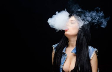 Beyaz duman bulutu. Vapur kullanmak seksidir. Moda kızı vapuru. Nargileyle rahatlıyorum. Nikotin bağımlılığı. Çekici göğüslü esmer sigara içme cihazı. Kız buharı. Nargile barı. Elektronik sigara.