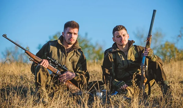 Vadászat meg hobbi-szabadidő. Vadászok gamekeepers pihentető. Többi igazi férfi koncepció. Megvitatni a fogás. Vadászok a puska kellemes természeti környezetben. Vadász barátja élvezni szabadidős területén — Stock Fotó