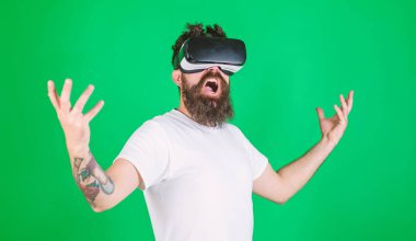 Adam ile kafa monte göstermek Vr gözlük, yeşil arka planda sakallı Vr. erkekte etkileşim. Güç kavramı. Hipster yüz eller güçlü iken yetiştirme bağırarak üzerinde etkileşim içinde sanal gerçeklik