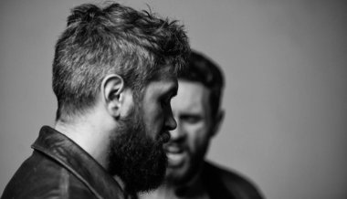 Kendimi suçlu hissediyorum. Erkekler anlaşma başarısız oldu. Hata ve hayal kırıklığı. Hayal kırıklığına ortağı. Hüzünlü düşünceler kavramı. Şüpheler ve özür dilerim. Adam adam hissediyorum özür savunuyorlar. Başarısız ve yanlış anlama. Üzgünüm