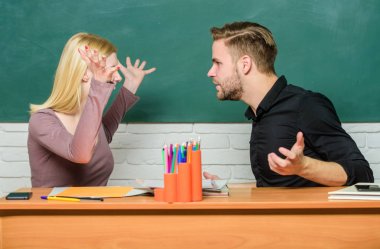 Dostluk ve ilişkiler. Uzlaşmacı çözüm. Üniversite ilişkileri. İlişkiler sınıf arkadaşları. Öğrenciler sınıf tebeşir tahtası arka plan iletişim. Şiddet ve zorbalık. Grup arkadaşları arasındaki iletişim