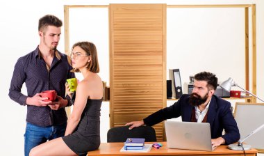 Güne başlamak için kahvaltı. İki meslektaşım kahvaltıda çay ya da kahve içiyor. Genç yöneticiler kahvaltı saatinde konuşuyor. Arka planda çalışan iş arkadaşları kahvaltı yaparken kahvaltı