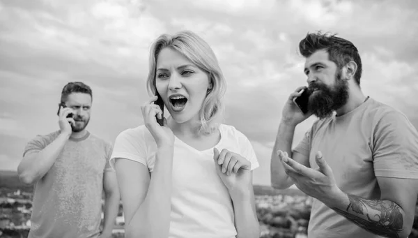 Hermosa mujer joven hablando en el teléfono móvil y sonriendo ne — Foto de Stock