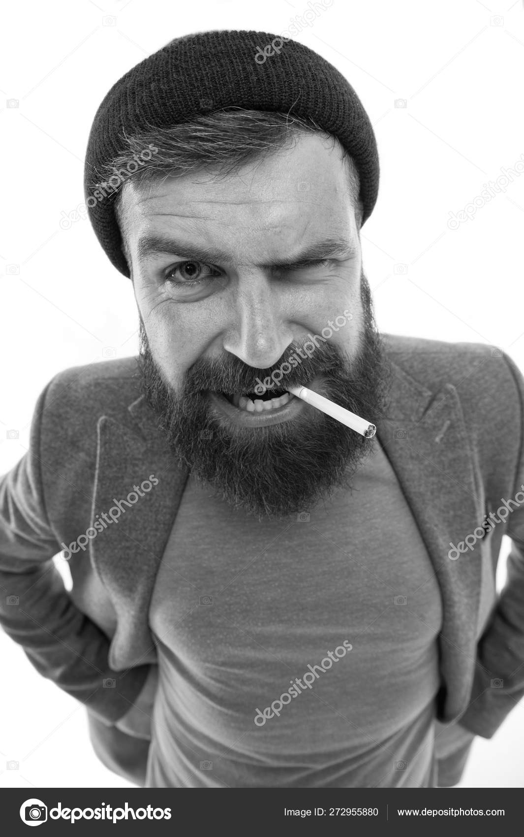 分離の白い背景を喫煙残忍な無精ひげを生やした男 男の残忍なひげを生やしたヒップスターいじめはバガボンドたばこに扮した 残酷な習慣やライフ スタイル 流行に敏感な残忍なひげを生やしたタバコ喫煙者 ストック写真 C Stetsik