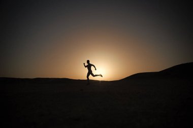 adam siluet günbatımı gökyüzüne çalıştıran