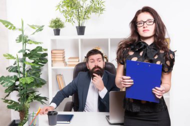 Patron müdürü ve ceo pozisyonu. İş adamı sekreteri. İş çifti çalışıyor. İş ve kariyer. Ofiste ki çift. İş raporu. Başarılı bir iş ekibi. Erkek ve çekici kadın