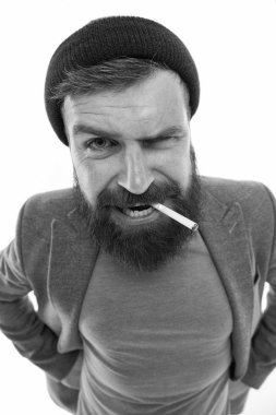Acımasız tıraşsız adam izole beyaz arka plan sigara. Adam acımasız sakallı hippi zorba vagabond duman sigara gibi giyinmiş. Acımasız alışkanlıkları ve yaşam tarzı. Hipster acımasız sakallı tütün sigara içen