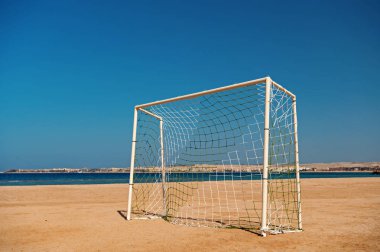Futbol ya da futbol geçitle kum plaj mavi gökyüzü ve deniz manzara arka plan net. Deniz resort eğlence kavramının. Yaz etkinliği ve spor. Plaj futbol kavak etkinlik. Sakin ol ve iyi eğlenceler
