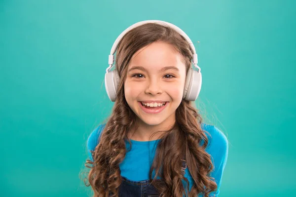 Educazione online. Ragazza adorabile bambino ascolto corso audio. Ottieni maggiori informazioni. Audiolibro. Concetto di educazione moderna. Benefici lezioni audio. Accesso alla conoscenza. Traccia audio. Studentessa tempo libero — Foto Stock