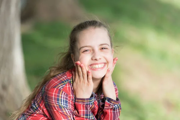 Um sorriso saudável começa com uma criança. Criança sorridente com um sorriso branco e saudável no rosto bonito. Criança pequena bonito com cabelo loiro longo e sorriso feliz. Adorável menina com grande sorriso — Fotografia de Stock