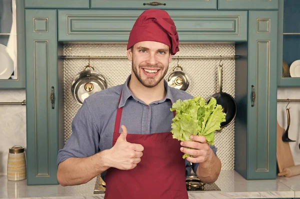 A escolha natural. Homem feliz dá polegares para salada verde. Homem pronto para cozinhar alimentos naturais saudáveis. Comer saudável viver feliz — Fotografia de Stock