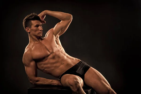 El hombre muestra torso muscular, cuerpo, músculos — Foto de Stock