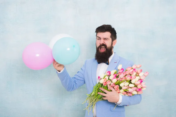 Fraicheur printanière. rendez-vous amoureux avec des fleurs. bouquet de printemps. 8 de mars. Journée des femmes. Homme d'affaires mature formel barbu homme en nœud papillon avec des fleurs de tulipe. marié de mariée à la fête de mariage. Merveilleuse odeur — Photo