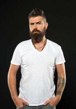 Kendine güvenen hippi sakallı. Sakal ve berber konsepti. Yakışıklı hippi tarzı sakallı ve bıyıklı adam. Berber ipuçları sakal bırakır. Biçimlendirme ve sakal kesme. Güzellik ve erkeklik