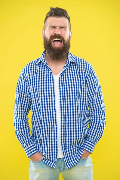 Hombre emocional con barba sobre fondo amarillo. Brutal hipster barbudo con camisa a cuadros. Hipster de verano. Moda masculina estilo primavera. Hombre feliz maduro. emociones positivas. concepto de sentimiento y emociones — Foto de Stock