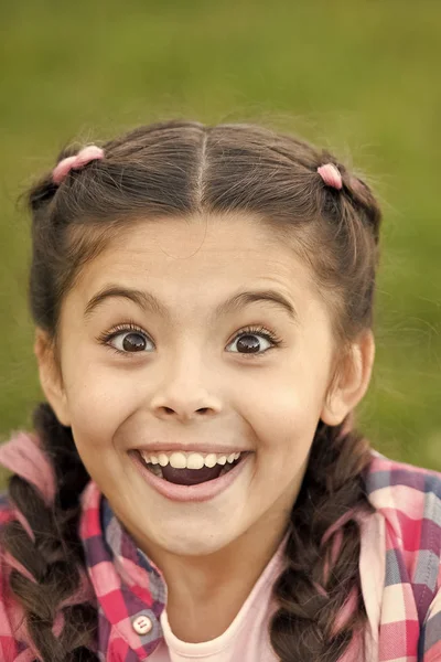 Menina surpresa bonito com sorriso no rosto. Expressão de felicidade. Momento de inexpectativa. Estou ansioso por apresentar. Lindo rosto jovem. Emoção brilhante no rosto da senhora — Fotografia de Stock