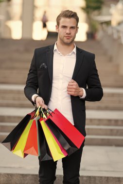 Resmi takım elbise alışveriş torbaları taşımak. Adam taşımak grup alışveriş torbaları. Üstünde siyah Cuma alışveriş karlı fırsatlar. Bir dakika dostum çok kağıt çanta paketleri alışveriş merkezinde alışveriş sonra. Siyah Cuma satış konsepti