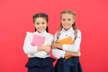 En iyi hikayelere sahibiz. İngiliz edebiyatı kitapları tutan küçük kızlar. Çocuk edebiyatından hoşlular. Edebiyat eğitimi. Okulda edebiyat dersleri