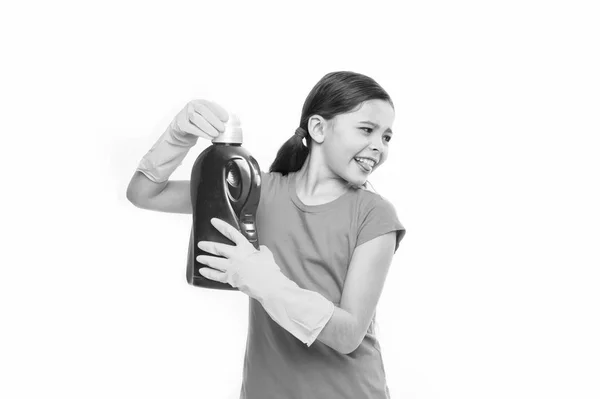 Une journée de lavage. Petit enfant prêt pour le blanchiment domestique. Petit enfant tenant le détergent à lessive dans les mains. Utilisation de produits de nettoyage ménagers. Adorable petit nettoyant portant des gants en caoutchouc jaune — Photo