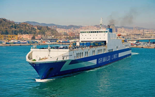 Barcelone, Espagne - 30 mars 2016 : traversier Grimaldi Lines en mer. Voyage en ferry. Voyager par la mer sur le ferry. Transport maritime du ferry-boat. Vacances d'été. Désir et découverte à bord du navire — Photo