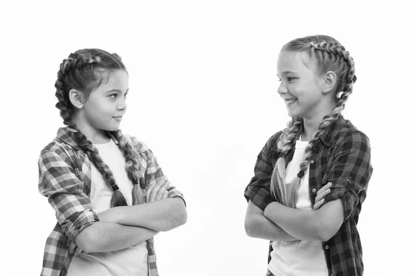 Objetivos de hermandad. Hermanas juntas aisladas fondo blanco. Una relación fraternal. La hermandad es amor incondicional. Chicas cool hermanas seguras con los brazos cruzados. Apoyo y confianza en la amistad —  Fotos de Stock