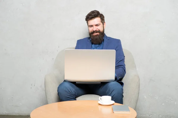 Mann trinkt Kaffee im Büro. Antwort auf Geschäftsemails. digitales Marketing. Surfen im Internet. online kaufen. Projektleiter. Geschäftskorrespondenz. moderner Geschäftsmann. Geschäftsmann arbeitet Laptop — Stockfoto