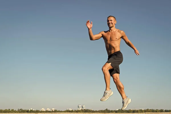 Ma façon préférée de me détendre est d'aller courir. Le succès dans le sport. Un homme musclé saute dans l'air. Homme à l'énergie musculaire. Sport et fitness. Le fondement du succès dans la vie est une bonne santé, l'espace de copie — Photo